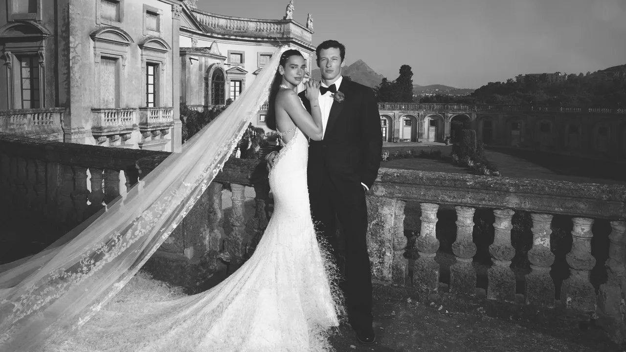 Dua Lipa Tutup Rangkaian Busana Pernikahan dengan Gaun Chanel Haute Couture Paling Mewah