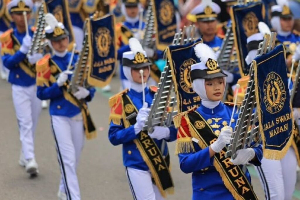 Parade Military Drumband di Madiun Pikat Ribuan Warga, 9 Tim SMA Saling Unjuk Disiplin