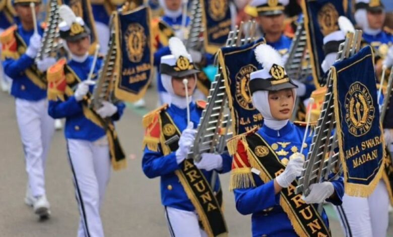 Parade Military Drumband di Madiun Pikat Ribuan Warga, 9 Tim SMA Saling Unjuk Disiplin