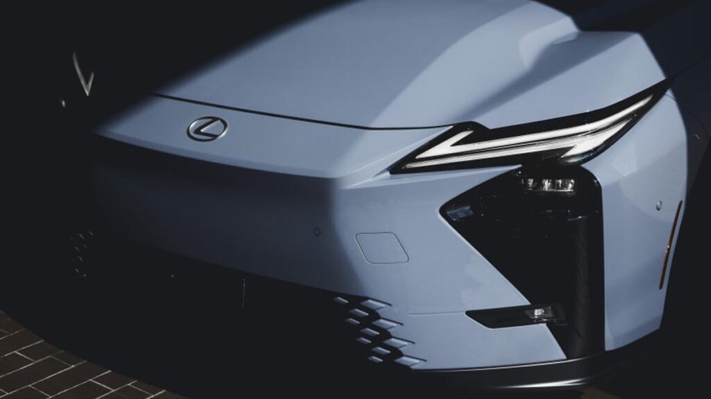 All New Lexus ES Siap Goyang Sedan Mewah Jerman, Ada Opsi Listrik di GIIAS 2026