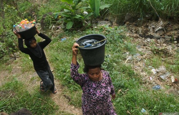 Warga Gunung Putri Harus Jalan 1 Kilometer Demi Air Bersih, Kemarau Makin Menyulitkan