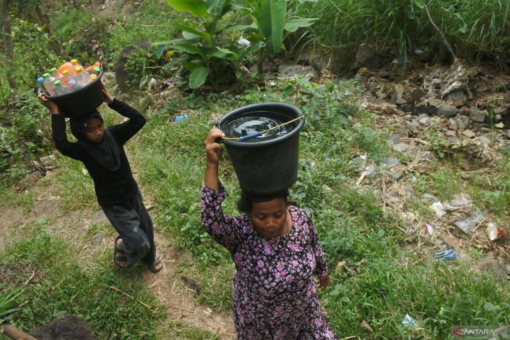 Warga Gunung Putri Harus Jalan 1 Kilometer Demi Air Bersih, Kemarau Makin Menyulitkan