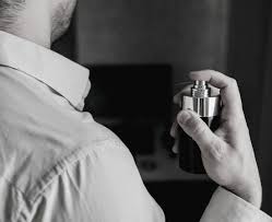 5 Kesalahan Pakai Parfum yang Diam-Diam Bikin Wanginya Cepat Hilang