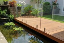 9 Desain Kolam Ikan Berpagar Kaca yang Tetap Cantik dan Lebih Aman untuk Anak
