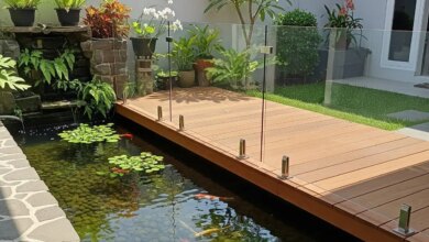 9 Desain Kolam Ikan Berpagar Kaca yang Tetap Cantik dan Lebih Aman untuk Anak