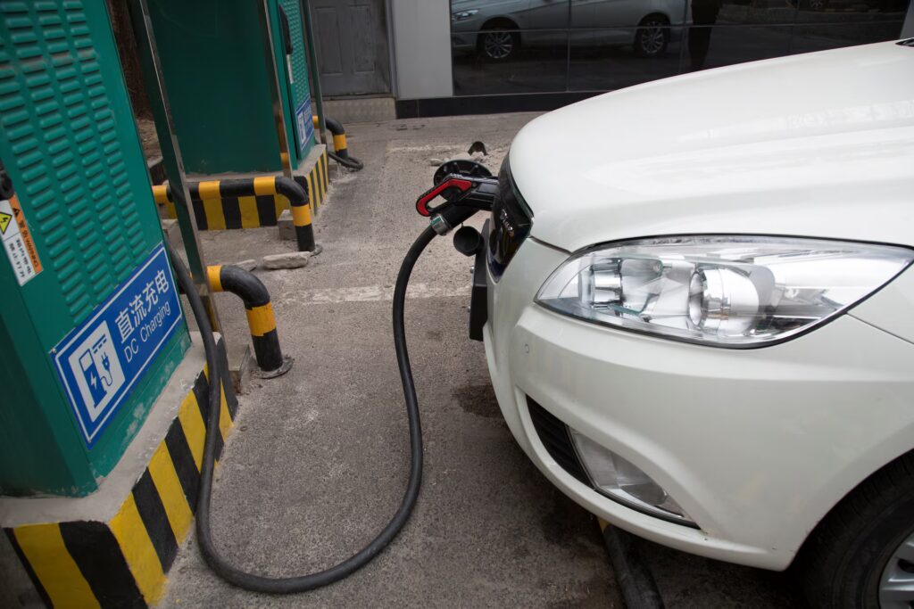 NEV China Kian Mendominasi, Penjualan Mobil Bensin Semakin Terdesak