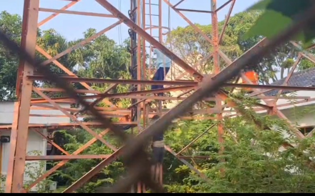 2 Santri Brebes Panjat Menara 50 Meter, Sempat Tertidur Hingga Damkar Turun Tangan