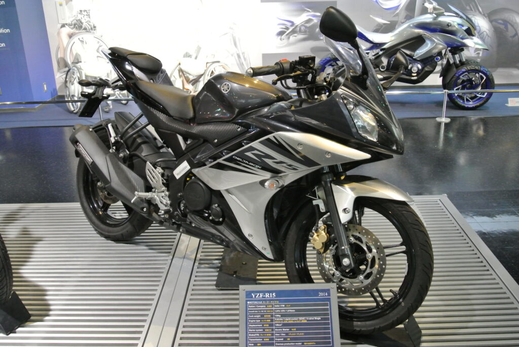 Yamaha YZF-R15 Terasa Naik Kelas, Mesin Canggih dan Fitur Modern Jadi Pembeda