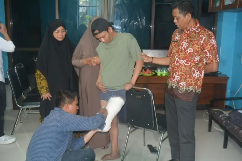 Kemensos Turun ke Gowa, Bantuan Rp 907 Juta dan Kaki Palsu untuk Rendi