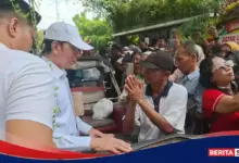 Jokowi Bagikan Sembako ke 500 Tukang Becak, Rumahnya Dipadati Sejak Pagi