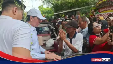 Jokowi Bagikan Sembako ke 500 Tukang Becak, Rumahnya Dipadati Sejak Pagi