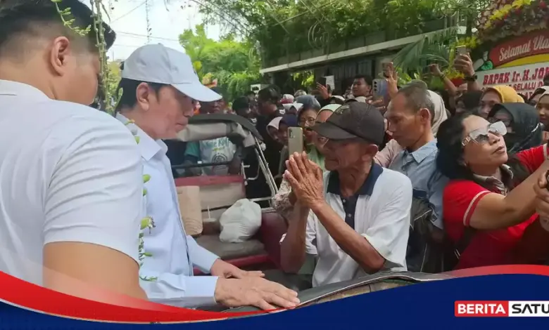 Jokowi Bagikan Sembako ke 500 Tukang Becak, Rumahnya Dipadati Sejak Pagi