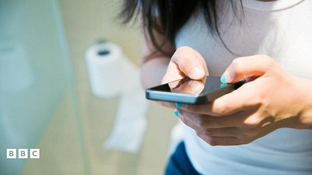 Main HP di Toilet Bisa Picu Infeksi dan Wasir, Risikonya Ternyata Lebih Serius