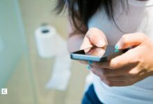 Main HP di Toilet Bisa Picu Infeksi dan Wasir, Risikonya Ternyata Lebih Serius