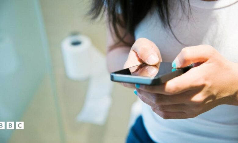 Main HP di Toilet Bisa Picu Infeksi dan Wasir, Risikonya Ternyata Lebih Serius