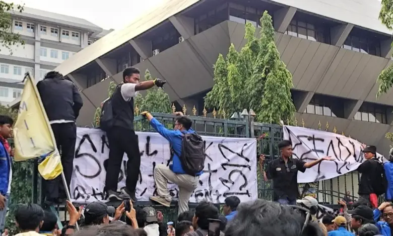 PMII Jateng Goyang Pagar DPRD, Soroti Listrik Padam dan Program Pemerintah
