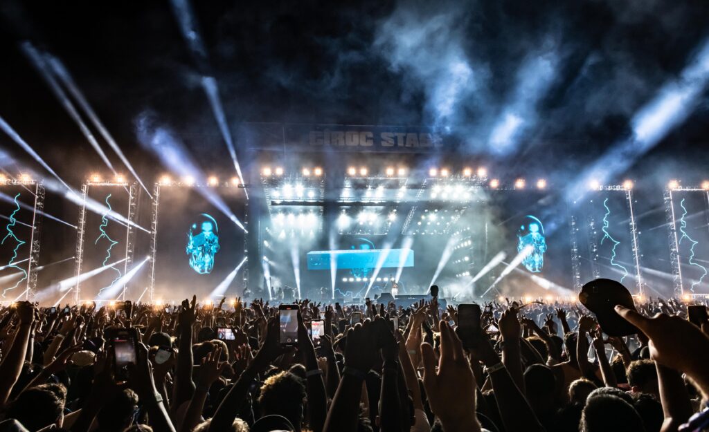 Konser dan Festival Musik, Perbedaan yang Sering Bikin Penonton Salah Pilih