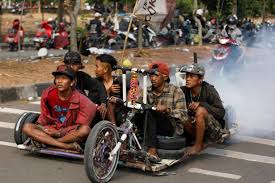 Ribuan Kilometer ke Bali, Vespa Amazing Ride Bawa Pesan Pajak Digital dan Tertib Jalan
