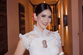 Victoria Kosasieputri dan Karina Moudy di Kirab Satu Suro, Anggun dalam Balutan Kebaya Hitam