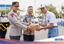 Kapolda Jateng Bagikan 1.000 Sepatu Gratis, Pesan Kamtibmas Ini Disampaikan ke Pelajar Sukoharjo