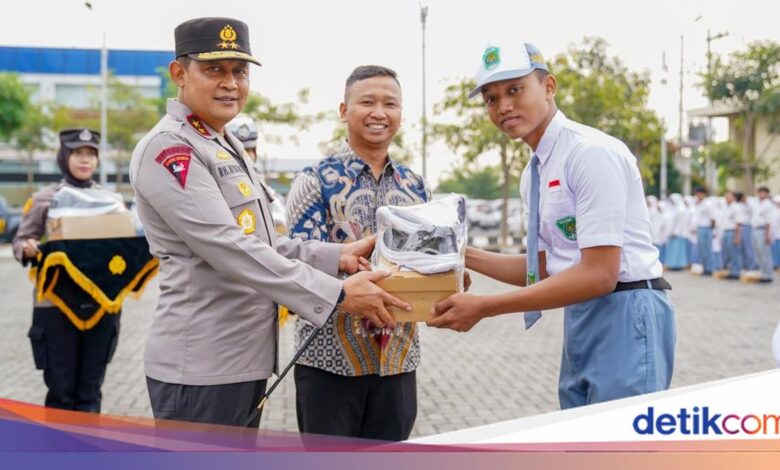 Kapolda Jateng Bagikan 1.000 Sepatu Gratis, Pesan Kamtibmas Ini Disampaikan ke Pelajar Sukoharjo