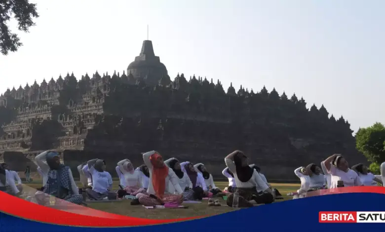 Yoga di Borobudur, Saat Sejarah dan Alam Menjadi Satu Ruang Hening