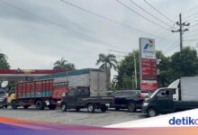 Kuota Solar Jatim Dipangkas, Antrean Truk dan Bus Makin Mengular di SPBU