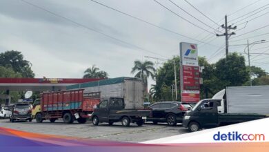 Kuota Solar Jatim Dipangkas, Antrean Truk dan Bus Makin Mengular di SPBU