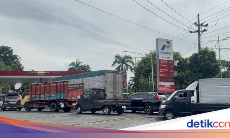 Kuota Solar Jatim Dipangkas, Antrean Truk dan Bus Makin Mengular di SPBU