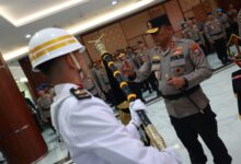 Polda Jatim Teguhkan Tribrata dan Pataka Tan Hana Dharma Mangrwa Jelang Bhayangkara ke-80