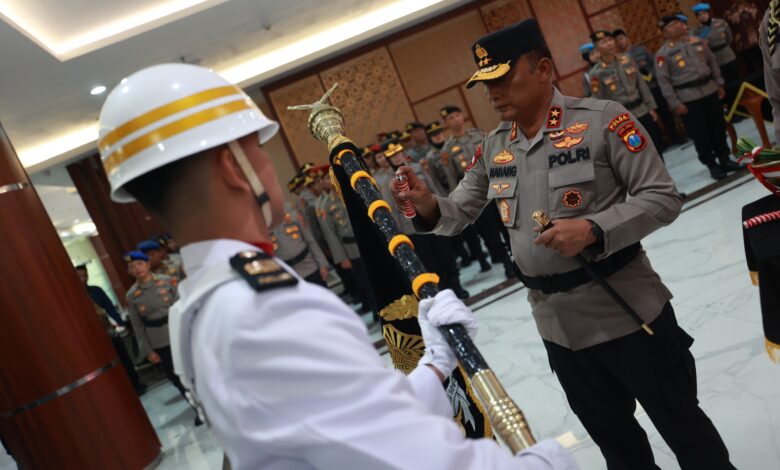 Polda Jatim Teguhkan Tribrata dan Pataka Tan Hana Dharma Mangrwa Jelang Bhayangkara ke-80