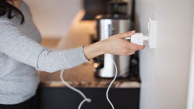 Charger yang Dibiarkan Tertancap Ternyata Masih Menyedot Listrik, Begini Besarnya