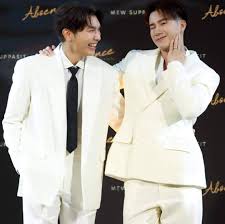 7 Ide OOTD Ter Chantavit dengan Atasan Putih yang Simpel tapi Standout