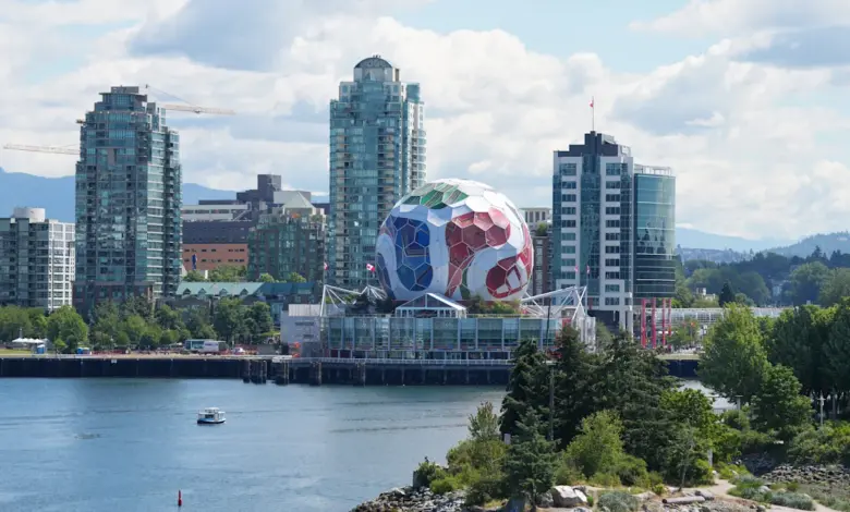 Science World Vancouver Disulap Jadi Bola Sepak Raksasa 17 Lantai, Begini Rekayasa di Baliknya