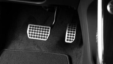 Kebiasaan Kaki Kiri Saat Ngerem Mobil Matic Ternyata Bisa Bikin Mobil Berhenti Mendadak