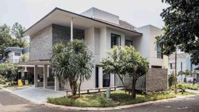 7 Desain Fasad Rumah dengan Roster, Rumah Lebih Sejuk Tanpa Terasa Terbuka