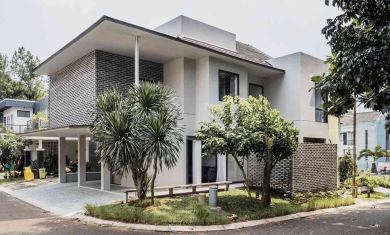 7 Desain Fasad Rumah dengan Roster, Rumah Lebih Sejuk Tanpa Terasa Terbuka