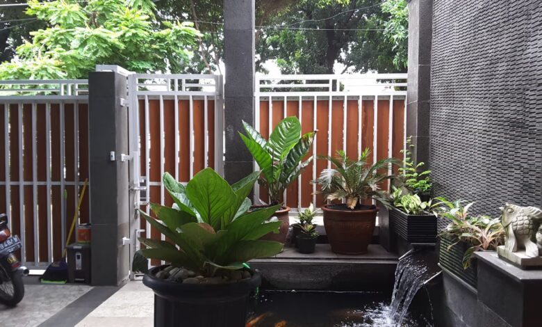 8 Inspirasi Taman Mini dan Kolam Ikan, Sudut Rumah Langsung Terasa Lebih Tenang