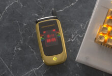Commodore Pangkas Harga Callback 8020, Ponsel Flip Retro Ini Kini Lebih Masuk Akal