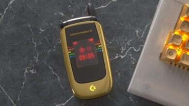 Commodore Pangkas Harga Callback 8020, Ponsel Flip Retro Ini Kini Lebih Masuk Akal