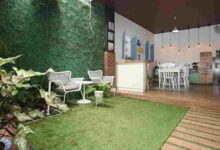7 Desain Ruang Makan Menghadap Kebun Belakang, Rumah Kecil Terasa Lebih Lapang